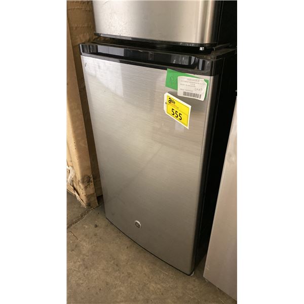 G.E APPLIANCES STAINLESS STEEL BAR FRIDGE  *ORIGINATED IN SERVICE AREA, WORKING CONDITION UNKNOWN*
