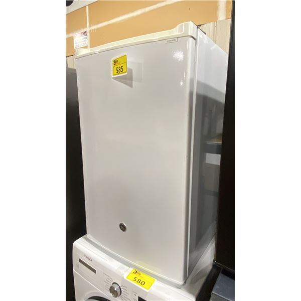 G.E APPLIANCES WHITE BAR FRIDGE  *ORIGINATED IN SERVICE AREA, WORKING CONDITION UNKNOWN*
