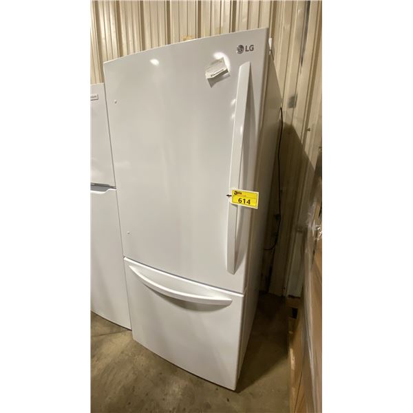 LE WHITE BOTTOM FREEZER REFRIGERATOR *ORIGINATED IN SERVICE AREA, WORKING CONDITION UNKNOWN*