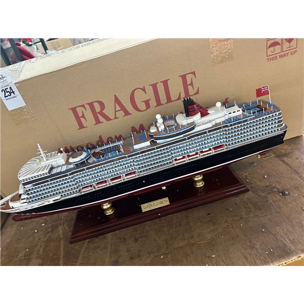 Queen Elizabeth 23"  Ship Model w/Box