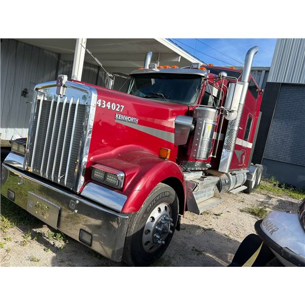 2016 KW900 TNDM DR SLPR  R/T, Maroon/Grey Lthr. 8 Spd Hi/Lo Man, A/C,