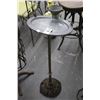 Image 1 : Cast Bass Smokers Stand