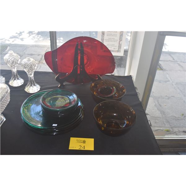 COLLECTION OF PLATES & BOWLS (RED, GREEN & BROWN (15 PCS)