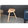 Image 4 : WERNER SHOEMAKER STOOL, DENMARK, WHITE OAK (19" X 16")
