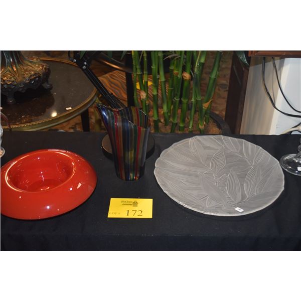 FROSTED GLASS PLATTER, RED GLASS BOWL & MURANO GLASS "A CANNE" GLASS PITCHER (ATTRIBUTED TO GIO PONT