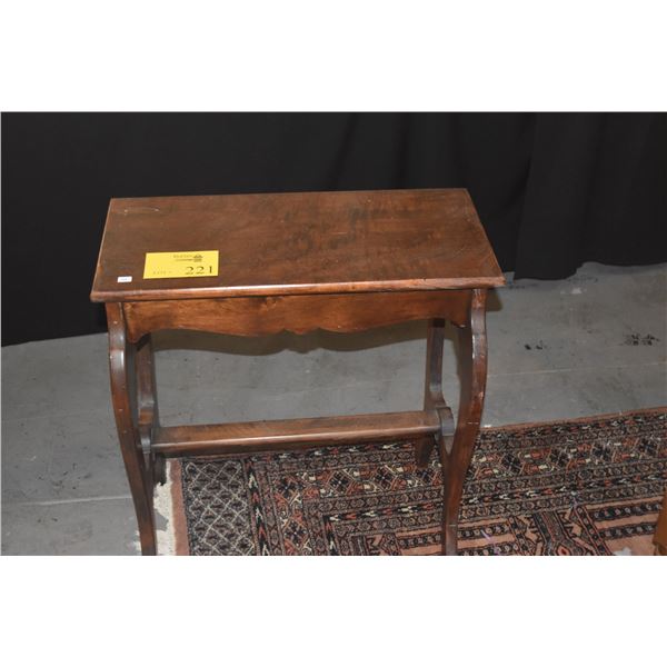 FRENCH PROVINCIAL STYLE SIDE TABLE W/CABRIOLE LEGS