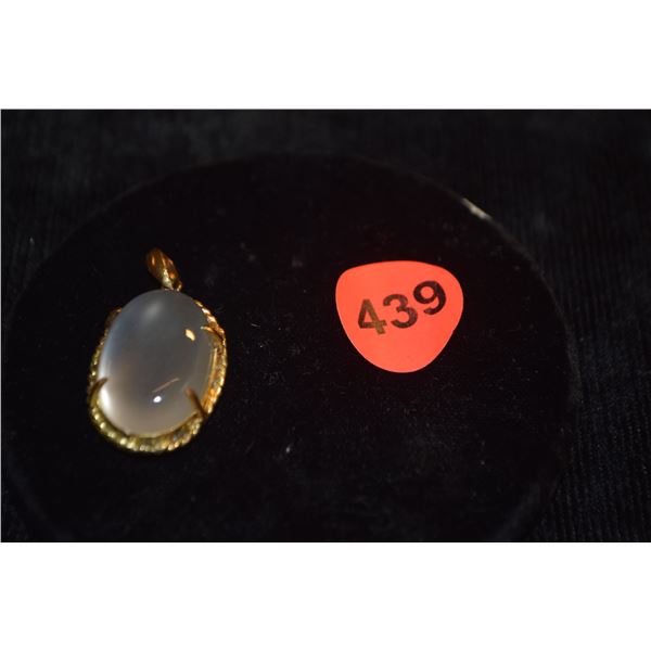18K MOONSTONE PENDANT (6.6 GTW)