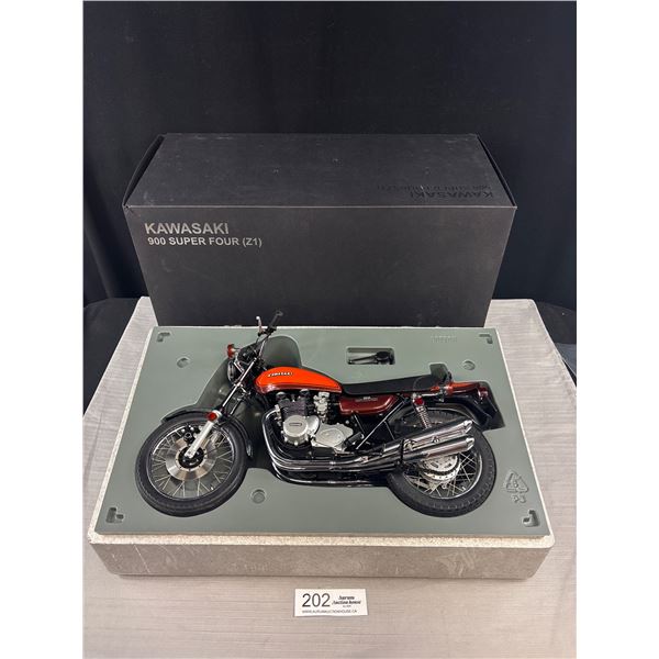 Hard to Find Auto Art Signature Kawasaki 900 Super 4 Motorcycle in Box Excellent Condition