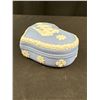 Image 4 : Very Nice Wedgewood Jasperware Heart Shaped Lidded Trinket Box