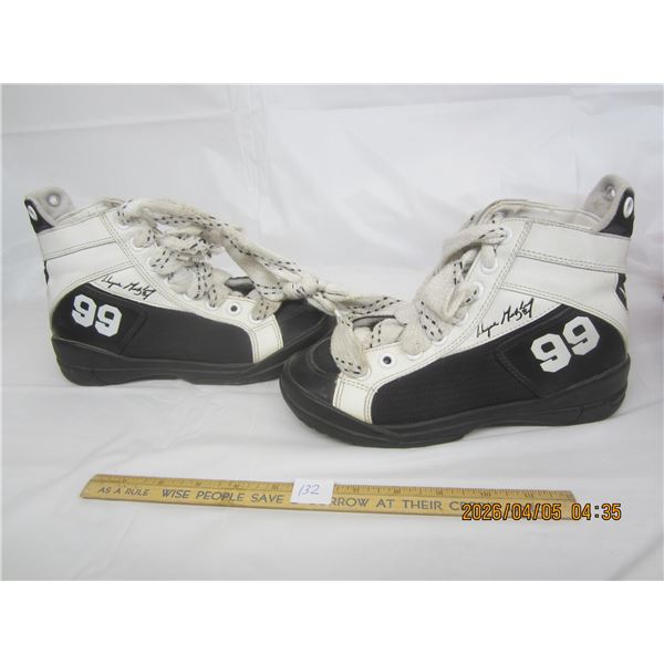 132. Rare Wayne Gretsky #99 LA Gear Commemorative Running Shoes From when he Moved to the LA