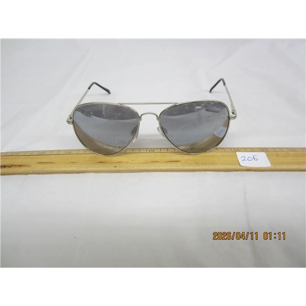 206. Vintage Aviator Designer Sunglasses