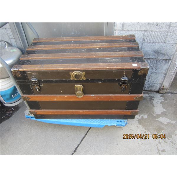 283. Antique Wooden Steamer Trunk in Good Condition
