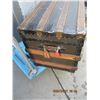 Image 4 : 283. Antique Wooden Steamer Trunk in Good Condition