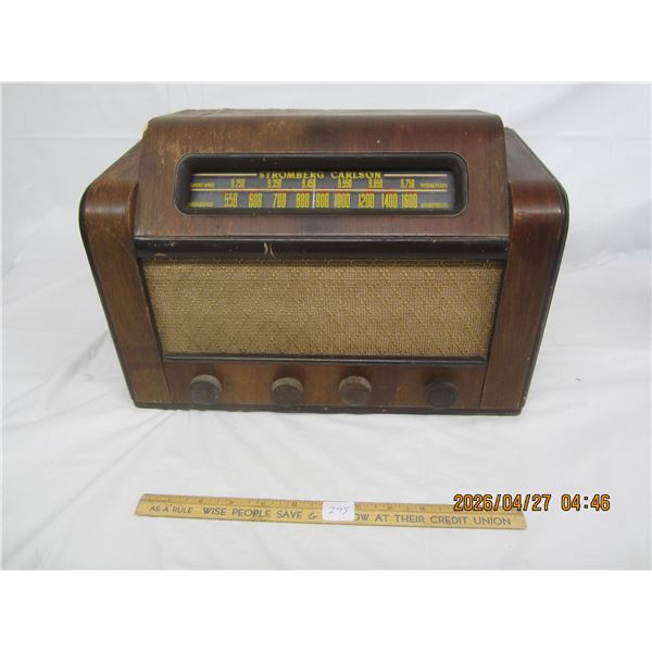 295. Antique Stromberg Carlson Wooden Tube Radio Looks Complete with Cord