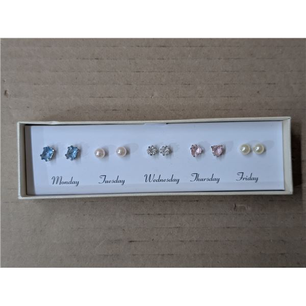 Avon Daisy Jane 5 Day Earrings