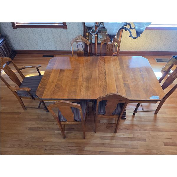 Oak dining room table with 2 leafs and 6 matching chairs - 40" by 50" by 29"H