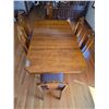 Image 2 : Oak dining room table with 2 leafs and 6 matching chairs - 40" by 50" by 29"H