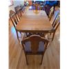 Image 3 : Oak dining room table with 2 leafs and 6 matching chairs - 40" by 50" by 29"H