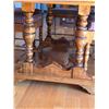 Image 5 : Oak dining room table with 2 leafs and 6 matching chairs - 40" by 50" by 29"H