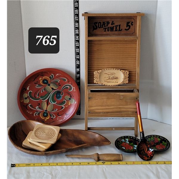 Assorted wooden decor.