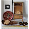 Image 1 : Assorted wooden decor.