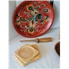 Image 3 : Assorted wooden decor.