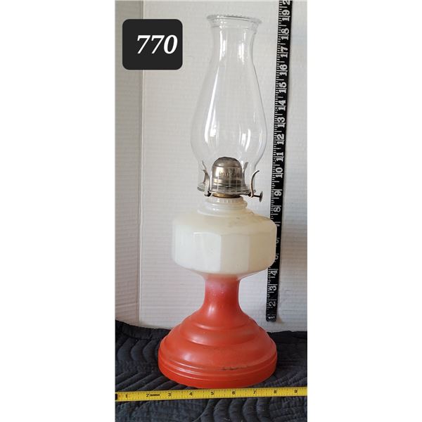 Vtg. Oil lamp.