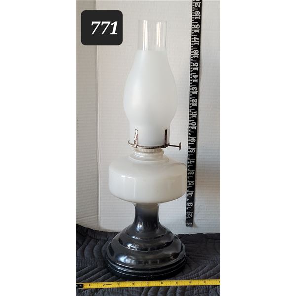 Vtg. Oil lamp.