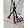 Image 2 : Unique crossed rifles lamp.