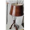 Image 5 : Unique crossed rifles lamp.