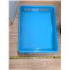 Image 2 : Golbe and plastic tray