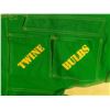 Image 2 : This is a green canvas gardener’s apron featuring dedicated pockets for bulbs, twine, seeds