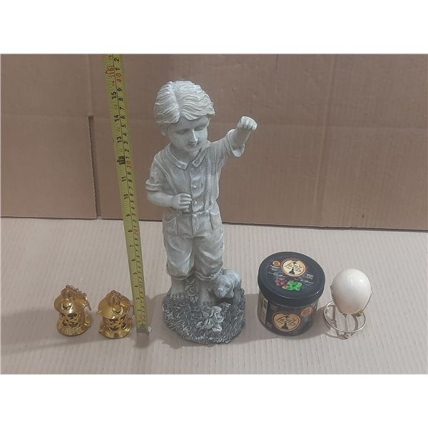 Lot of Decorative Items.