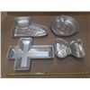 Image 1 : Vintage aluminum shaped cake pans by Wilton.