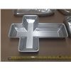 Image 2 : Vintage aluminum shaped cake pans by Wilton.