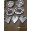 Image 4 : Set of various aluminum baking molds and tins.
