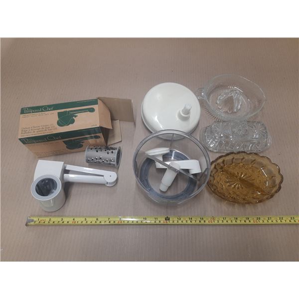 Vintage Pampered Chef Deluxe Rotary Cheese Grater with its original box. (Rotating Handle Missing), 