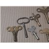 Image 3 : (9) Vintage metal winding keys for antique clocks, music boxes, or wind-up toys.