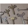 Image 4 : (9) Vintage metal winding keys for antique clocks, music boxes, or wind-up toys.