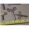 Image 5 : (9) Vintage metal winding keys for antique clocks, music boxes, or wind-up toys.