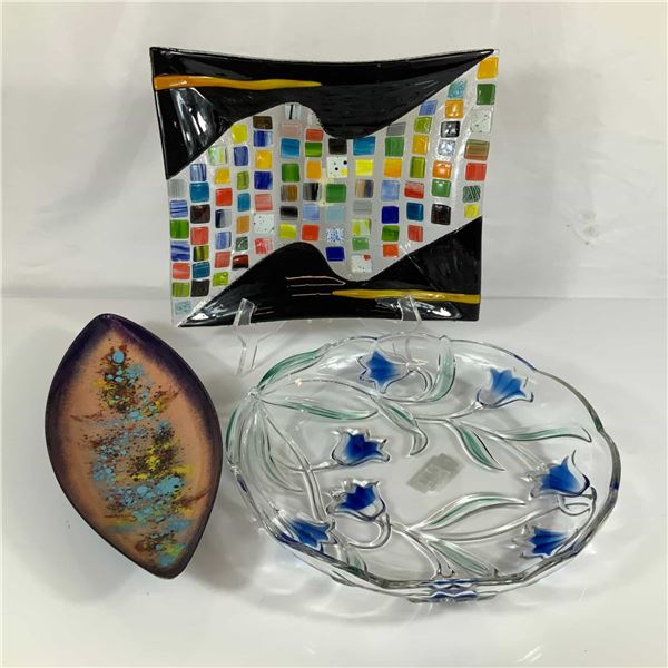 Three-Piece Art Fused Glass Centerpiece Bowls and Metal Enamel Canoe Tray