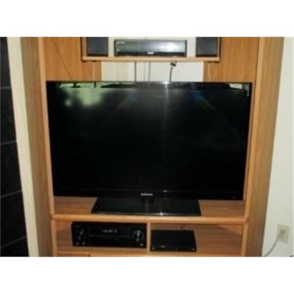 LIGHT OAK ENTERTAINMENT STAND (TV & CONTENTS NOT INCLUDED)