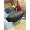 Image 2 : Contemporary Black Leather Swivel Accent Chair - Ergonomic Scoop Design