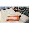 Image 2 : ULINE H-3029 ORANGE 5500LB CAPACITY PALLET TRUCK