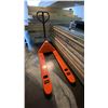 Image 2 : ULINE H-3029 ORANGE 5500LB CAPACITY PALLET TRUCK