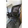 Image 6 : WHITE ELECTRIC SIT TO STAND OFFICE DESK WITH DELL MONITOR & 2 OFFICE CHAIRS
