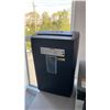 Image 2 : HP OFFICEJET 8015E PRINTER, SMALL WHITE ADJUSTABLE HEIGHT DESK, PAPER SHREDDER, MOBILE ADJUSTABLE