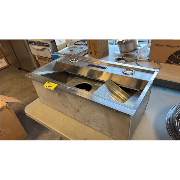 BROAN RANGE HOOD WITH P5  HIGH-PERFORMANCE INTERNAL BLOWER 33" X 18" IN -  SURFACE DENT