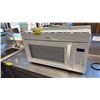 Image 2 : WHIRLPOOL 2.0 CU. FT. OVER-THE-RANGE MICROWAVE-HOOD COMBO MODEL: GMH3204XVQ-1