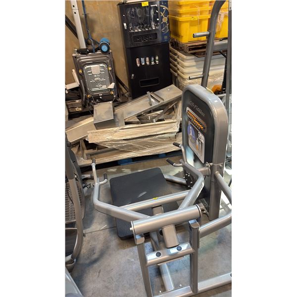LIFE FITNESS SQUAT STATION